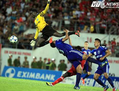 B.Bình Dương cho V.Hải Phòng nếm trái đắng (Ảnh: Quang Minh)