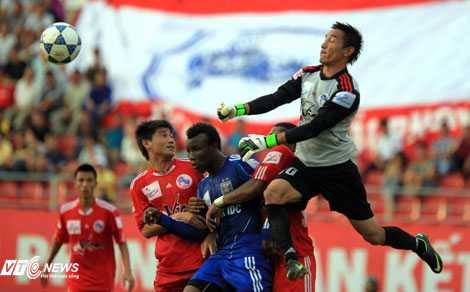 Hàng thủ V.Hải Phòng liên tiếp mắc sai lầm ngớ ngẩn (Ảnh: Quang Minh)