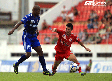 B.Bình Dương vươn lên dẫn trước bằng 2 bàn thắng sớm (Ảnh: Quang Minh)