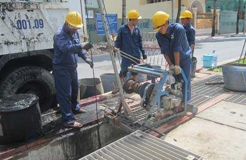 Trong khi các giám đốc doanh nghiệp công ích nhận lương “khủng”, người lao động chỉ được hưởng khoản lương đủ ăn, không tương xứng.