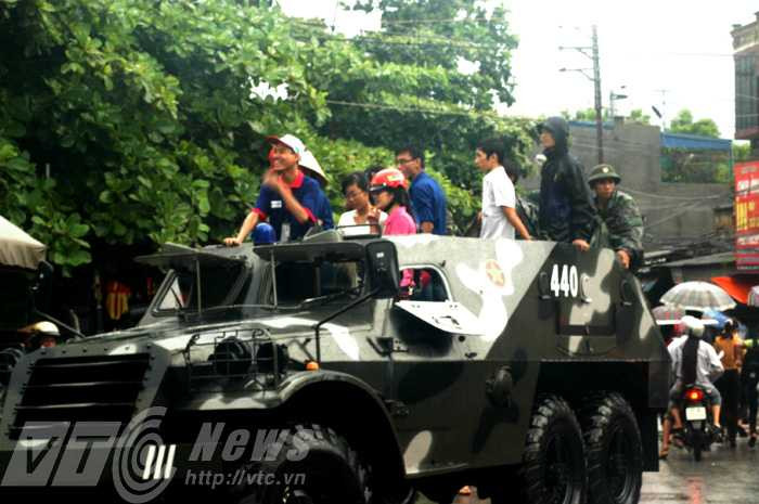 thí sinh đến trường thi trên xe quân đội