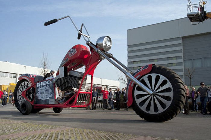 Sự xuất hiện của chiếc môtô khổng lồ này tại triển lãm Motor Bike Expo, tổ chức tại Verona, Italia năm 2012 từng gây sốc cho rất nhiều người. 