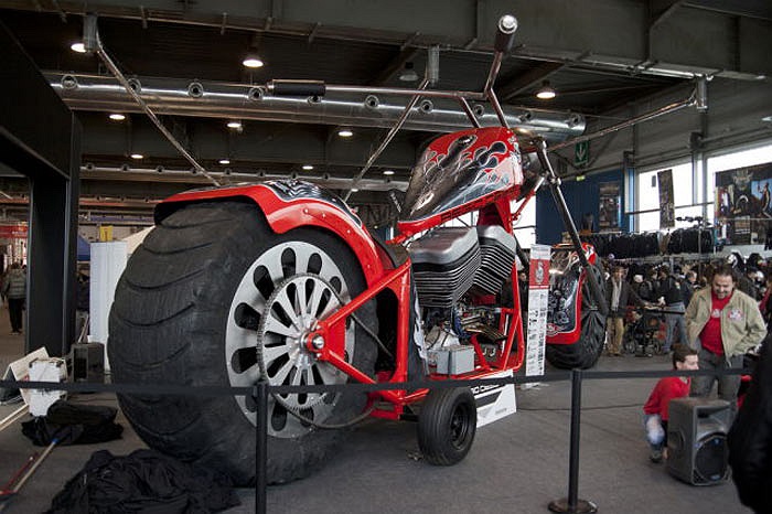 Xe có chiều dài tổng thể là 10m, gấp hơn hai lần chiều dài của một chiếc ôtô hạng trung và cao 5m. Tổng trọng lượng của xe đạt mức 5,5 tấn. 