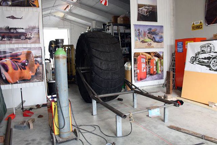 Bánh xe khổng lồ là hàng thửa đặt riêng với kích cỡ cực lớn.