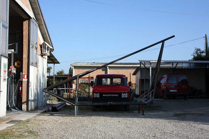 Khung xe được hàn từ những thanh sắt cỡ lớn