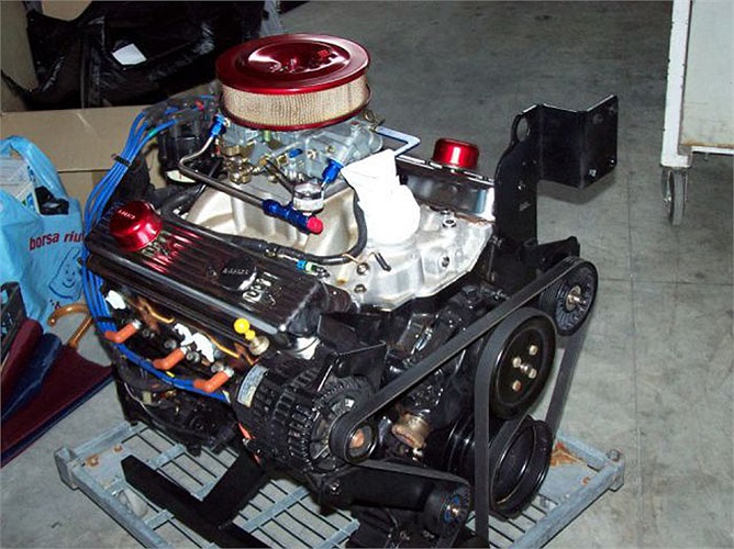 Động cơ xe là loại V8 dung tích 5,7 lít do Chevrolet sản xuất với công suất tối đa 280 mã lực và đi kèm với hộp số Buick 3 cấp cổ điển. 