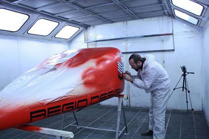 Bình xăng khổng lồ được vẽ airbrush với logo hãng Regio Design