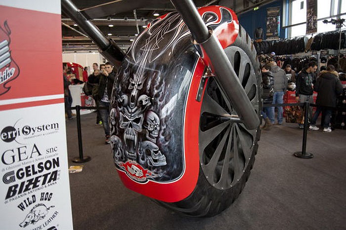 Chắn bùn xe được vẽ airbrush ấn tượng