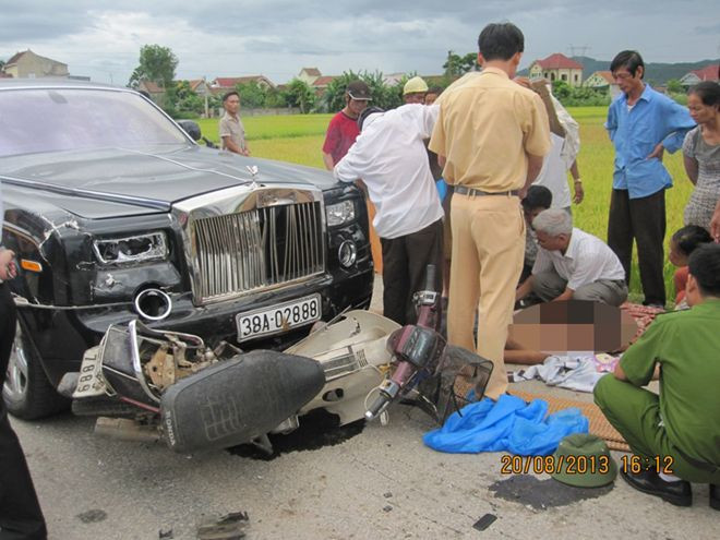 Hiện trường xảy ra vụ tai nạn giữa siêu xe Rolls-Royce và xe máy làm anh Hiệp và anh Cường tử vong.
