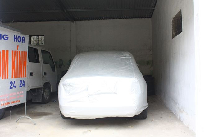 Siêu xe Rolls-Royce Phantom rồng sau khi gây tai nạn đã được đưa về Công an huyện Nam Đàn chờ xử lý.