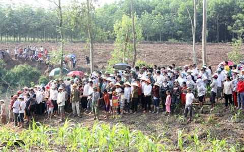 Hàng nghìn người dân xung quanh Khe Ang dõi theo cảnh tìm kiếm trục vớt chiếc xe và các nạn nhân. 