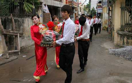 Bê tráp đám hỏi giúp nhiều sinh viên có thêm thu nhập.