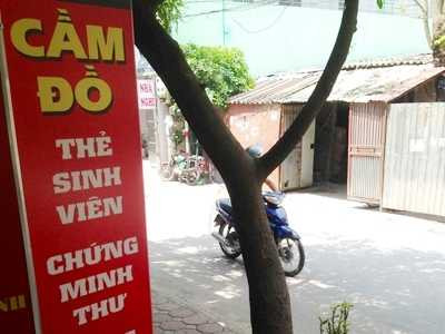 Một tiệm cầm đồ nhận bằng đại học, thẻ sinh viên ở gần ĐH Tài chính - Kế toán Hà Nội.