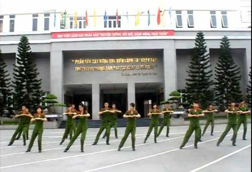 Sinh viên cảnh sát nhảy dân vũ