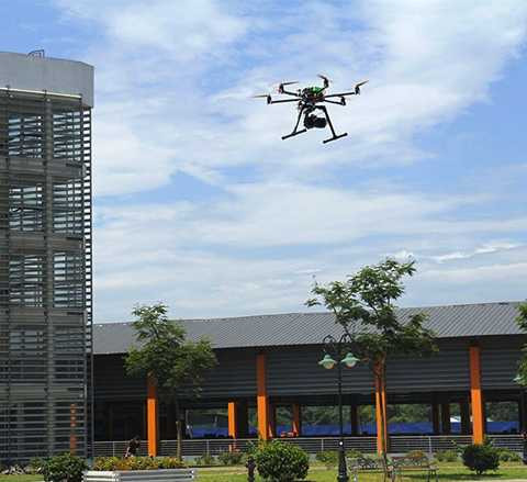 Sinh viên FPT ngạc nhiên với máy bay không người lái