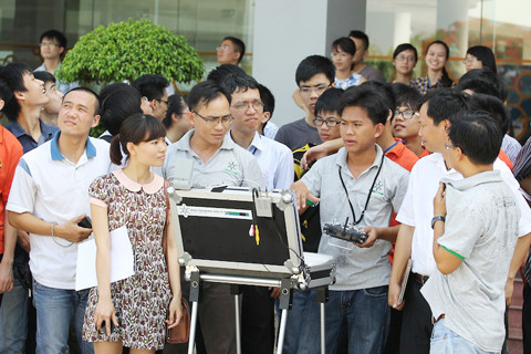 Sinh viên FPT ngạc nhiên với máy bay không người lái