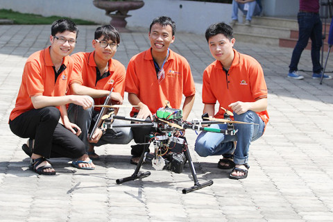 Sinh viên FPT ngạc nhiên với máy bay không người lái