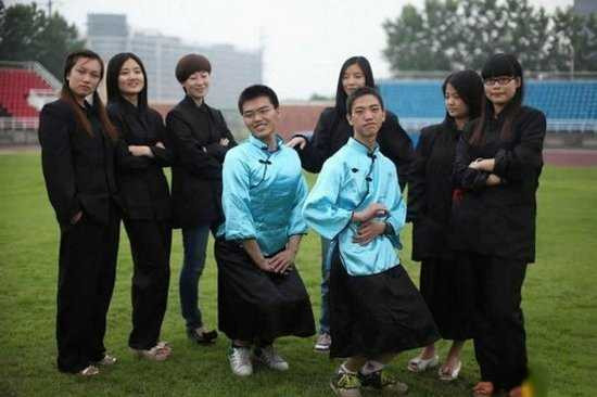 Sinh viên quậy 'khó đỡ' trong lễ tốt nghiệp