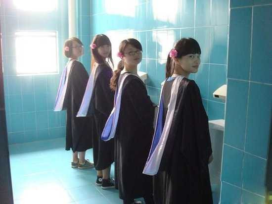 Sinh viên quậy 'khó đỡ' trong lễ tốt nghiệp