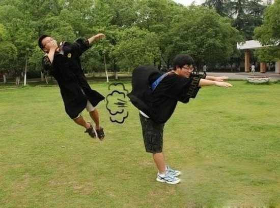 Sinh viên quậy 'khó đỡ' trong lễ tốt nghiệp