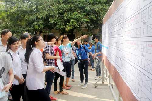 Sinh viên tình nguyện cõng sĩ tử đến trường thi