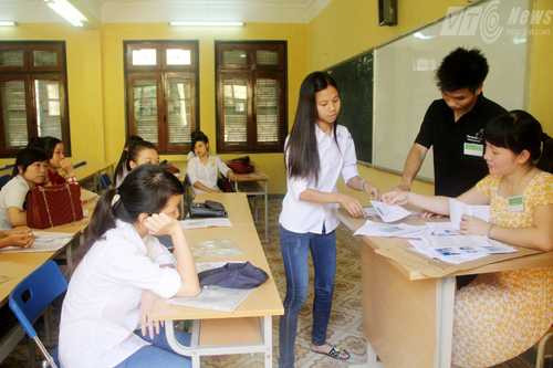 Sinh viên tình nguyện cõng sĩ tử đến trường thi