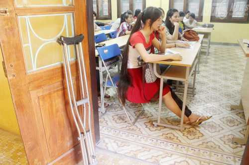 Sinh viên tình nguyện cõng sĩ tử đến trường thi