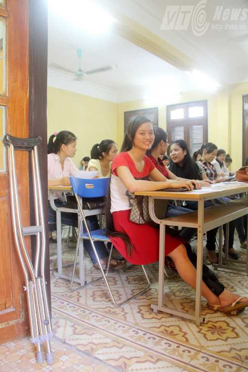 Sinh viên tình nguyện cõng sĩ tử đến trường thi