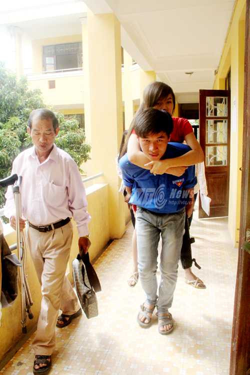 sĩ tử chống nạng đến trường thi