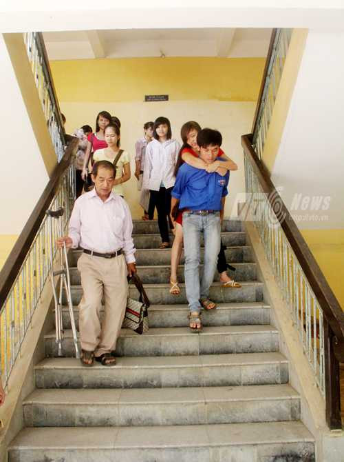 Sinh viên tình nguyện cõng sĩ tử đến trường thi