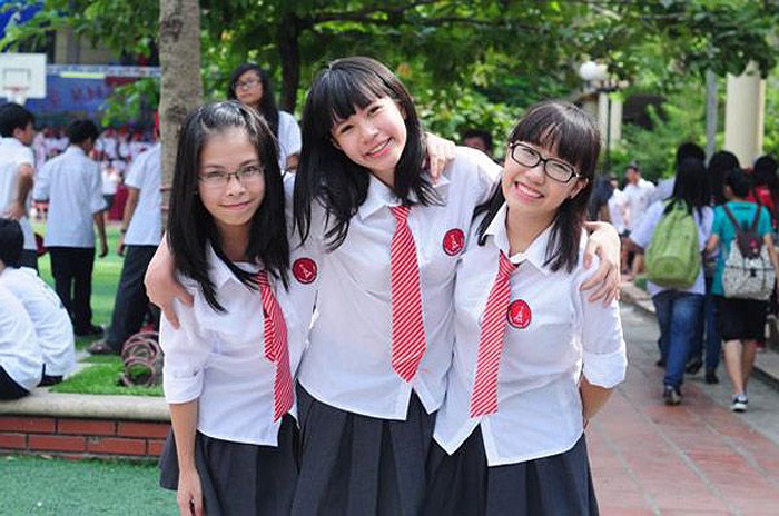 Bộ đồng phục của Marie Curie Hà Nội trông rất giống đồng phục của tiếp viên hàng không và được đánh giá là một trong những kiểu đồng phục đẹp nhất các trường trung học miền Bắc.
