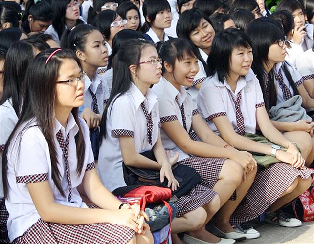 Teen Hoàng Hoa Thám diện đồng phục trong một buổi chào cờ đầu tuần.