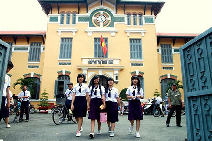 Trường THPT Nguyễn Thị Minh Khai, Q1, TPHCM chọn gam tím là màu sắc chủ đạo cho đồng phục học sinh.