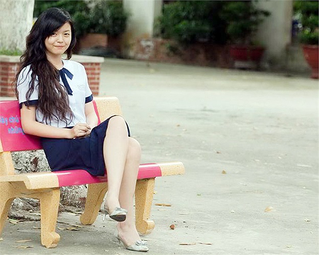 Tuy có đồng phục váy hiện đại nhưng nữ sinh Lê Quý Đôn vẫn giữ thói quen mặc áo dài ngày đầu tuần.