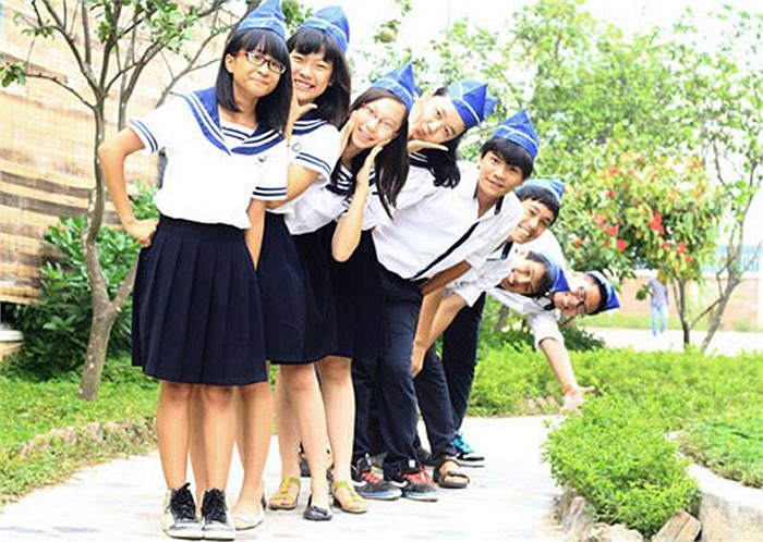 Những chiếc mũ ca-lô - hình ảnh rất thuần Việt được kết hợp với đồng phục thủy thủ tạo nên nét duyên dáng cho nữ sinh Lương Thế Vinh.