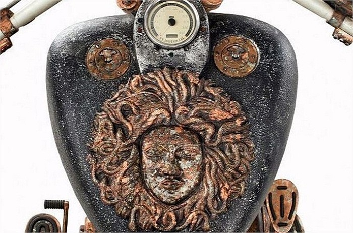 Hình dáng bên ngoài được thiết kế theo chủ đề thần thoại Hy Lạp 'Medusa'. Bình xăng gắn một tác phẩm điêu khắc lớn hình đầu quái vật Medusa của thần thoại Hy Lạp