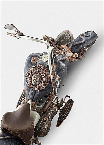 Chiếc xe nặng khoảng 318 kg, ước tính phần lớn trọng lượng của xe là từ khung vàng