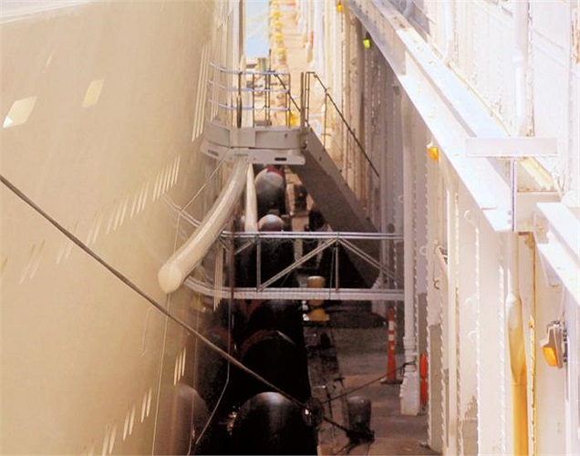 ... bởi chỉ ít người được mời bước lên siêu du thuyền thông qua cánh cửa này.