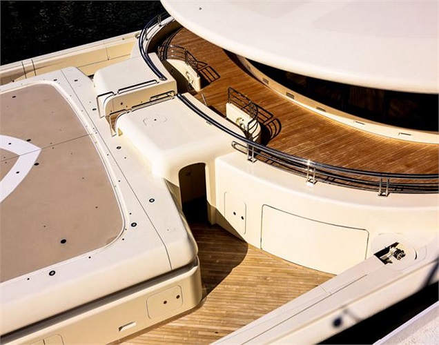 Bên trong siêu du thuyền có 2 bể bơi, nhà hàng, tiệm uốn tóc, rạp chiếu phim và sàn nhảy.