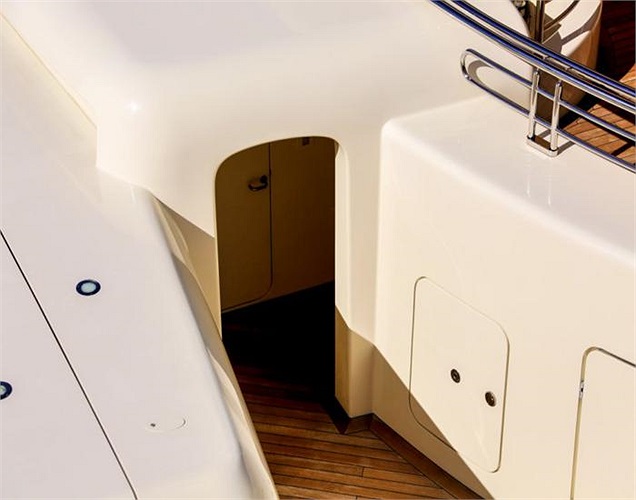 Đây là cánh cửa nối từ khu vực bên trong ra phía trước thân du thuyền.