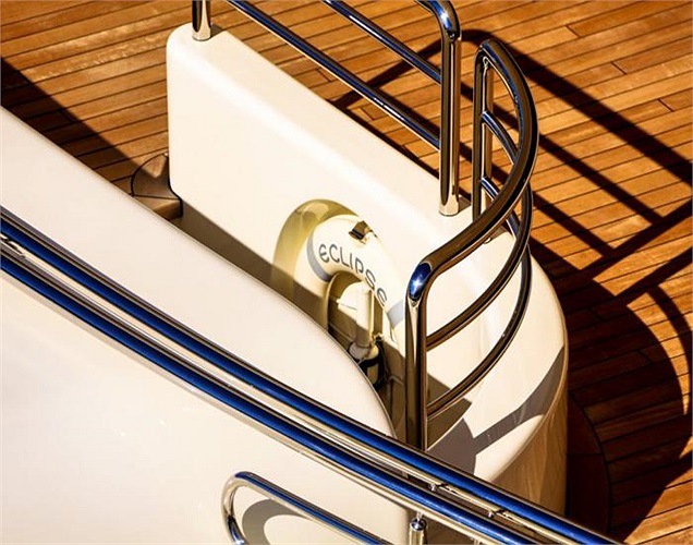 Dưới ánh nắng đại dương, Eclipse tha hồ phô diễn vẻ sáng bóng, sang trọng của mình.