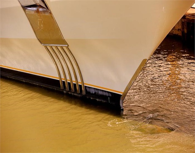 Chiếc du thuyền sử dụng một hệ thống ổn định đặc biệt giúp nó di chuyển êm ái qua các vùng biển sóng lớn. 