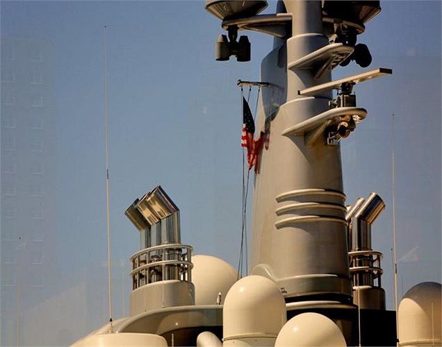 Một chiếc du thuyền lớn như Eclipse tiêu tốn nhiên liệu lên tới hơn 100.000 galon.