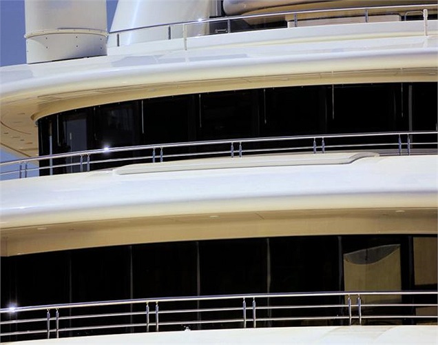 Các phòng trên siêu du thuyền này đều được lắp đặt kính chống đạn.