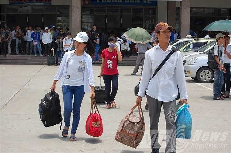 Sĩ tử khăn gói lên thủ đô thi đại học