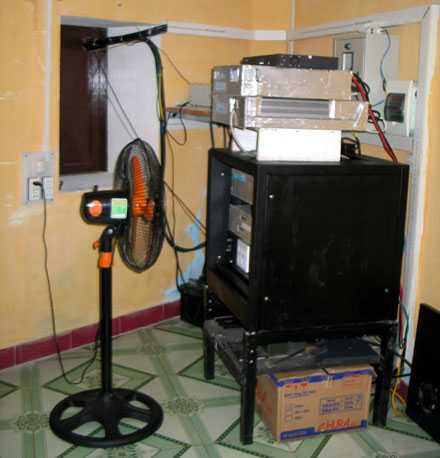 Thiết bị trạm phát sóng di động đảo Cô Lin được ưu tiên hẳn 1 cái quạt để làm mát.