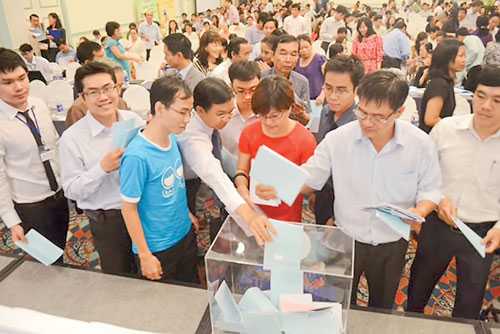 Các cổ đông tham dự ĐHCĐ thường niên 2013 Vinamilk. 