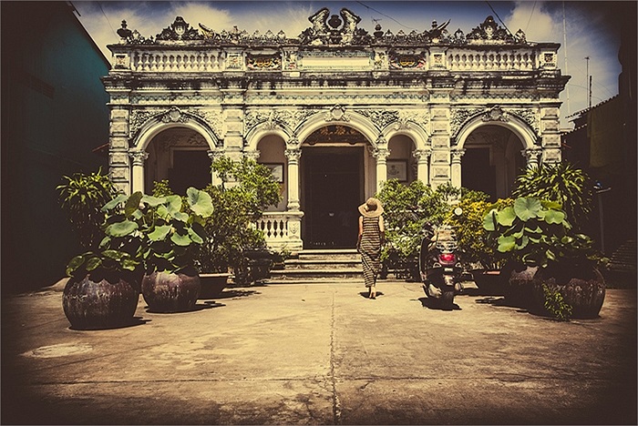 Đây là cung đường du lịch từng gây sốt với khách Âu Mỹ sau khi bộ phim Người tình ra đời vào thập niên 1990. Tác phẩm này đoạt giải nhì cuộc thi, chụp lại nhà cổ Huỳnh Thủy Lê, bối cảnh chính của phim Người tình.