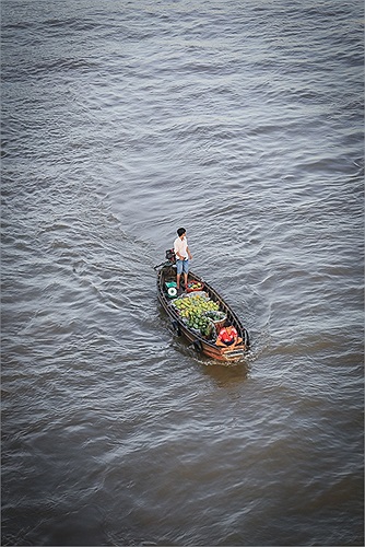 Họ được đi và đến những ngõ ngách sâu nhất trên cung đường sông nước. Con đường mà nếu chỉ đi bằng ô tô và các phương tiện hiện đại, sẽ không bao giờ có thể tới được.
