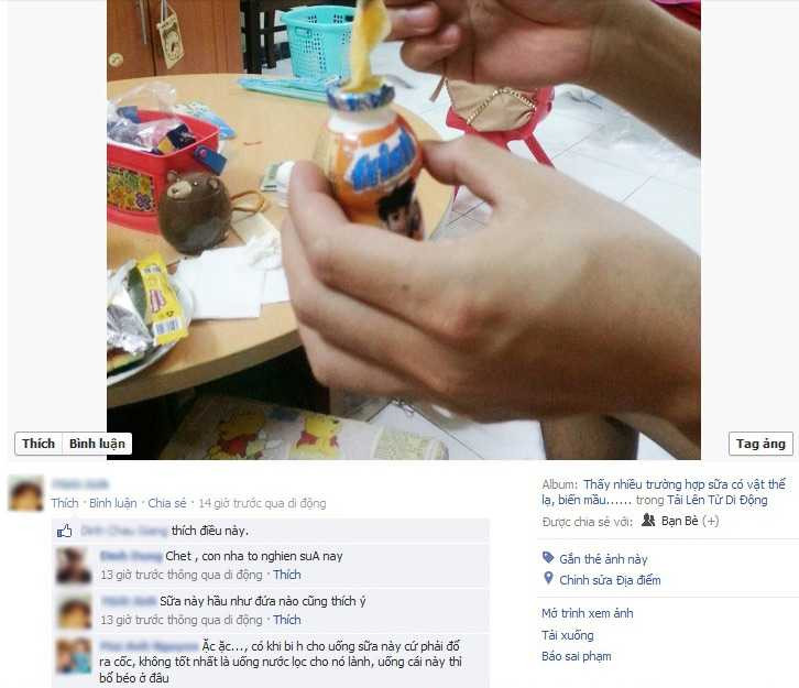 Các phụ huynh mách nhau mở nắp hộp sữa và đổ ra cốc trước khi cho bé uống